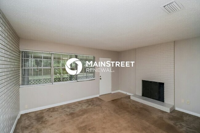 Building Photo - 3 Bedroom Pet-Friendly Home in Jacksonville, FL with Main Street Renewal