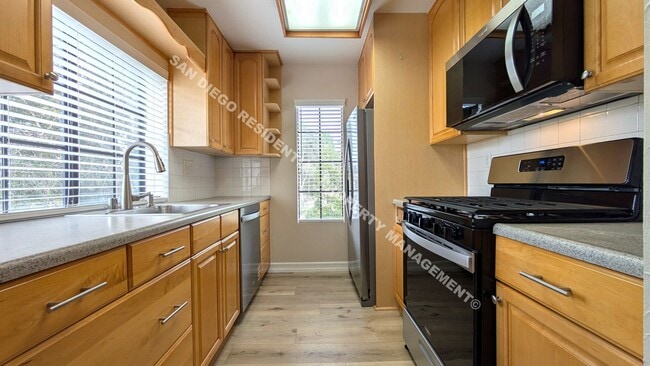 Building Photo - Highly Updated 2-Bedroom Condo in Prime Mi...