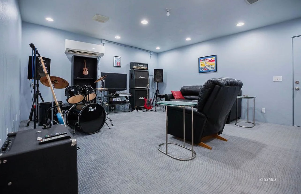 Building Photo - 1617 S Forest Knoll St