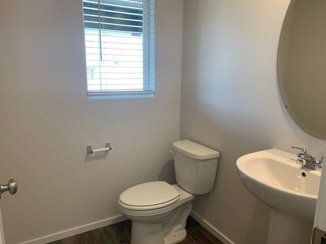 Building Photo - 4 BED/2.5 BATH PLUS A HUGE BONUS ROOM! HIGH END FINISHES! LARGE FENCED BACKYARD !