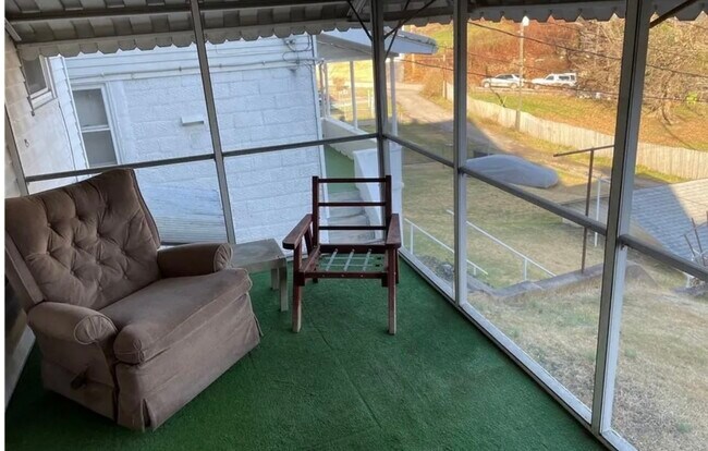 Screened in porch - 1112 N 7th St