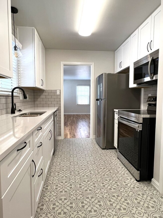 Building Photo - Fully renovated 3 bed 2 bath home on the B...