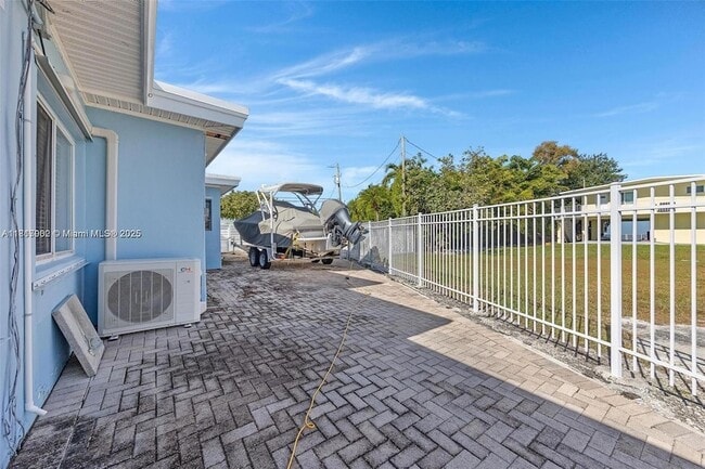 Building Photo - 230 Jolly Roger Dr
