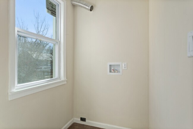 Building Photo - 5 Bedroom Single Family in Brunswick