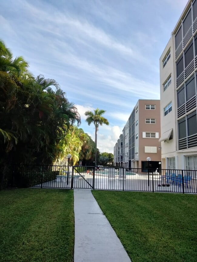 pool - 300 NE 14th Ave