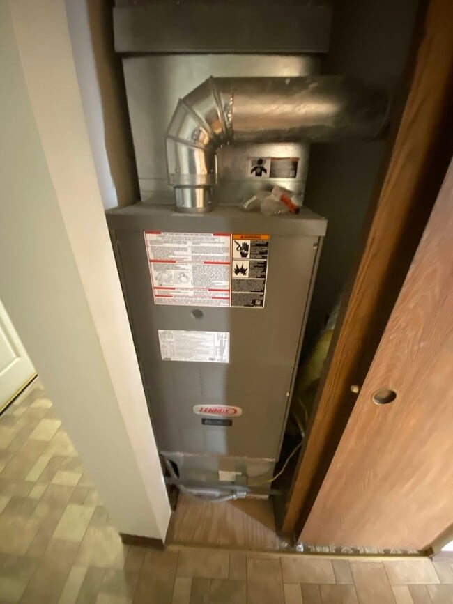 Building Photo - Cozy 3 Bedroom 1 Bath Home with Large Yard & 1 Car Attached Garage