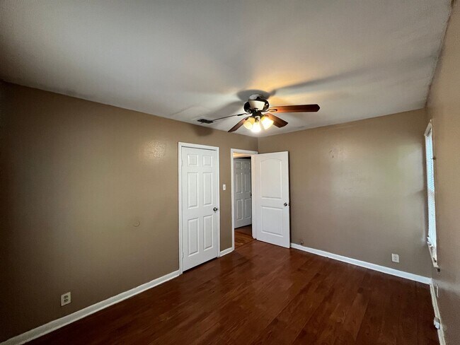Building Photo - THREE BEDROOM ONE BATH HOME!