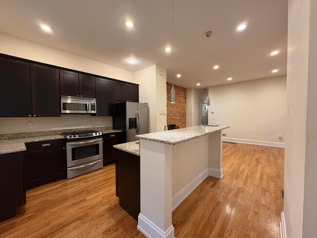 Building Photo - 815 Neil Ave