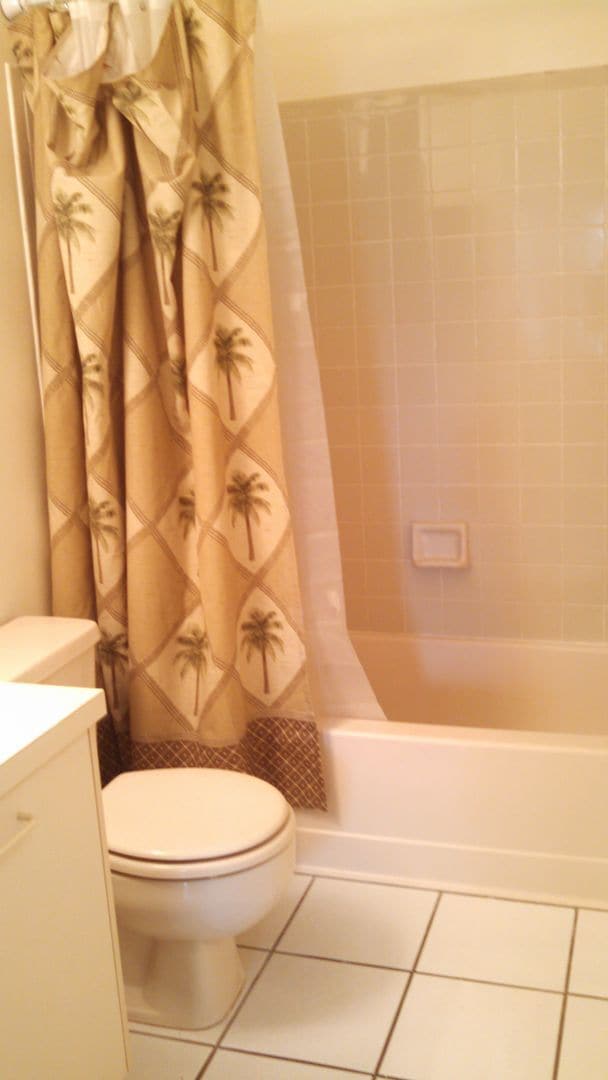 Building Photo - Charming 2 Bedroom 2 Bath Condo (Mirror Lake Condominiums)