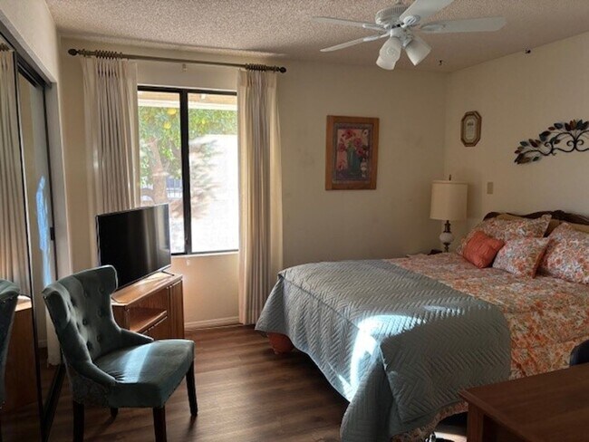 Building Photo - Welcome to this charming 2-bedroom, 2-bathroom home. Available April through October 2026!