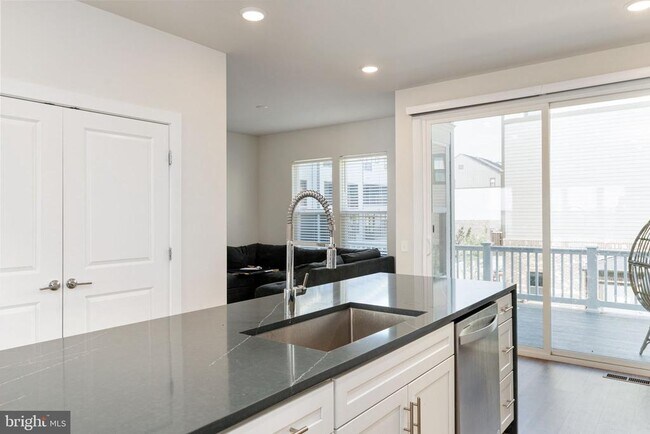 Building Photo - 1747 Riverbluff Ave