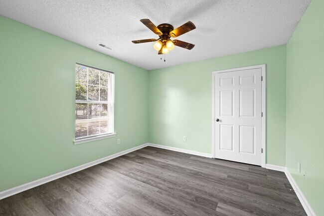 Building Photo - Updated 4BR Home in Northgate District with Huge Back Deck