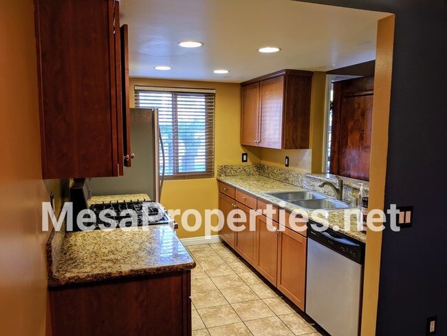 Building Photo - Very Nice 2 Bed 2 Bath Apartment in Ontario