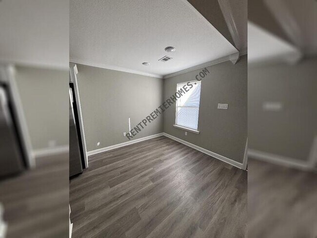 Building Photo - 10 Jennifer Cove