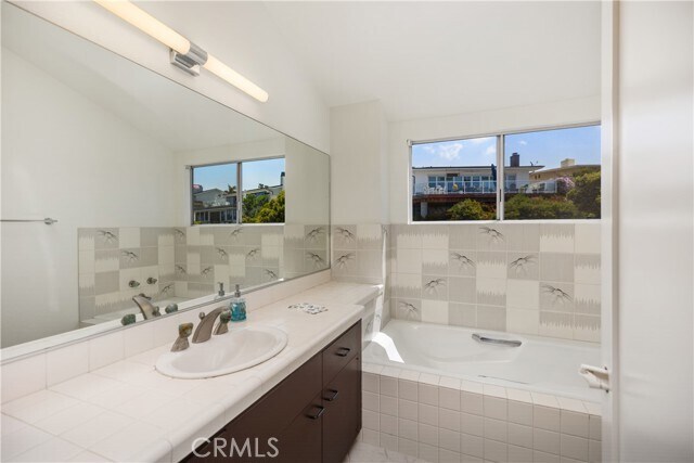 Building Photo - 504 Avenida La Costa