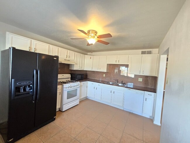 Building Photo - 2 Bed 1 Bath apartment