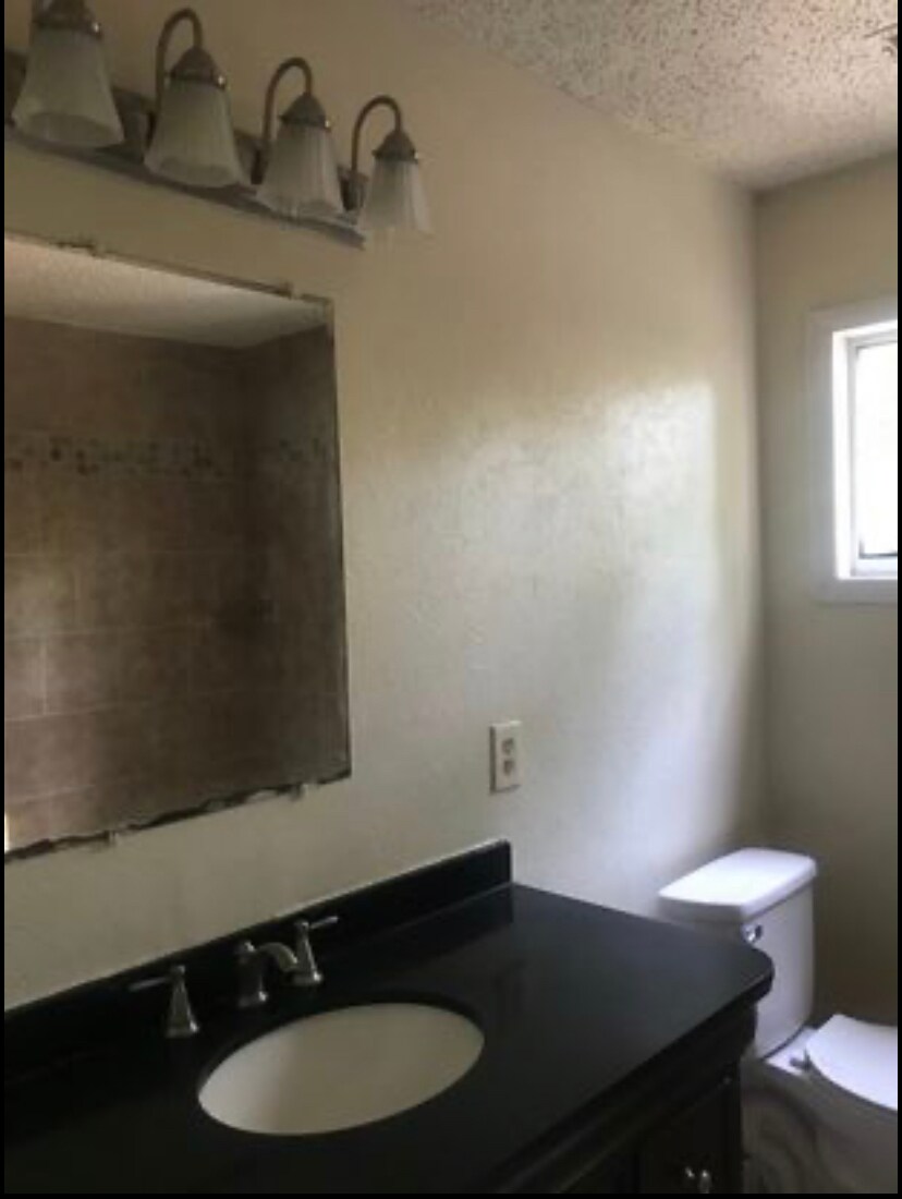 Building Photo - 615 Emerald Dr