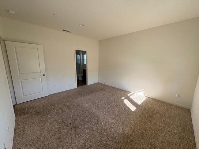 Building Photo - Stunning 5-bedroom, 3.5-bath home