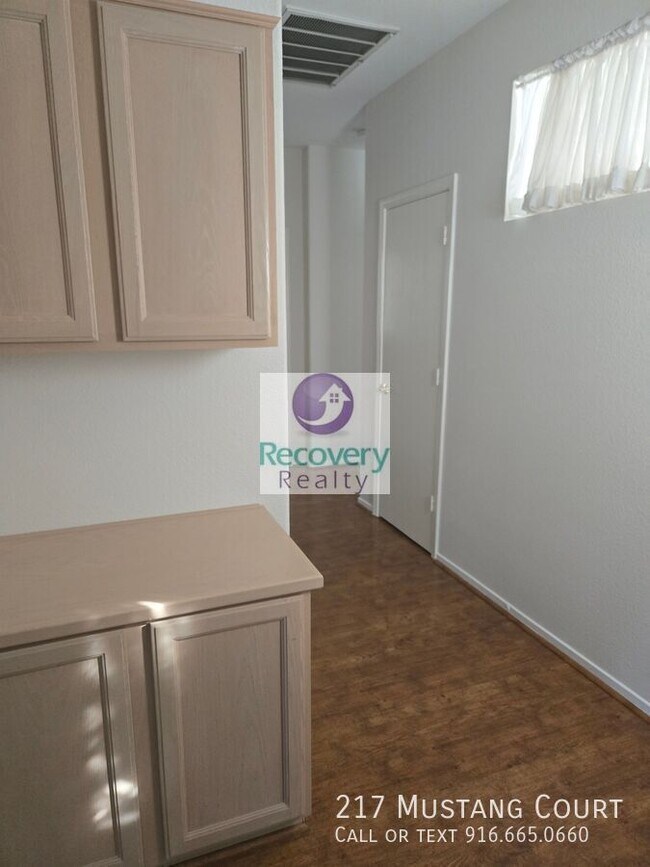 Building Photo - 217 Mustang Ct