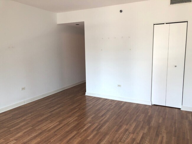Building Photo - 130 N Garland Ct