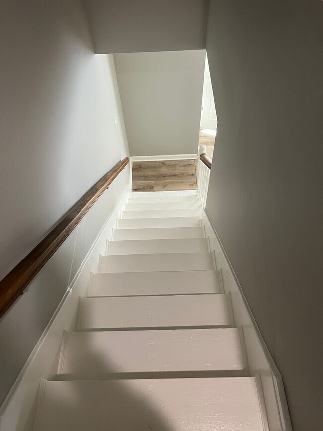 Building Photo - 2 Bed/ 1.5 Bath Townhome