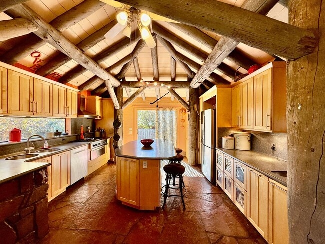 Building Photo - Historic Manitou Springs Home for Rent – M...