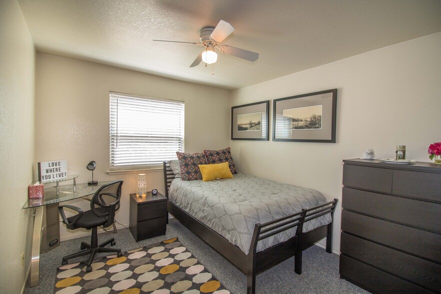 Large Bedrooms with Ceiling Fan - Pomona West Student Apartments