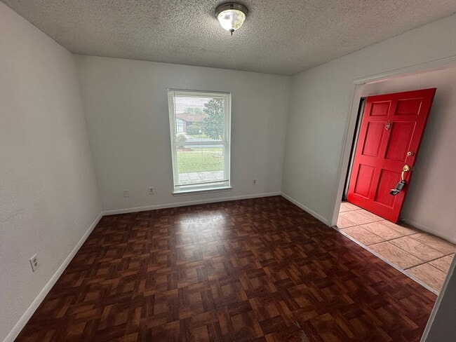 Building Photo - AVAILABLE NOW ; 2 WEEKS FREE!!!!!