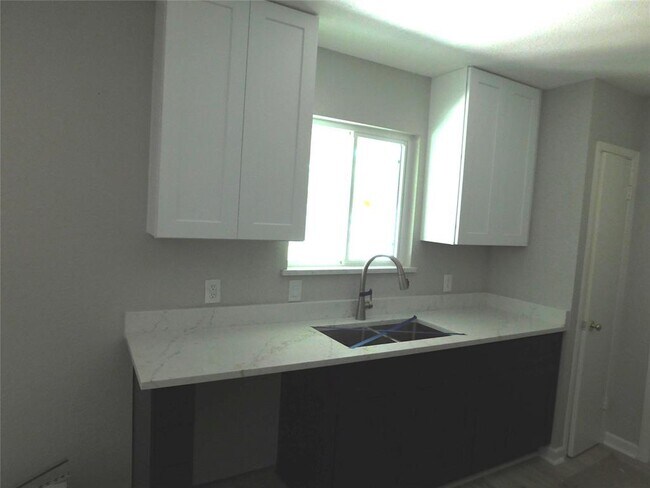 Building Photo - 10100 Woodglen Dr