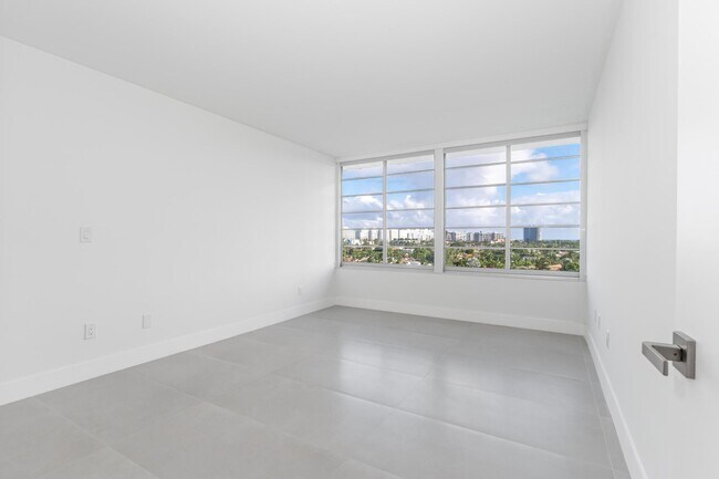 Building Photo - 9101 E Bay Harbor Dr