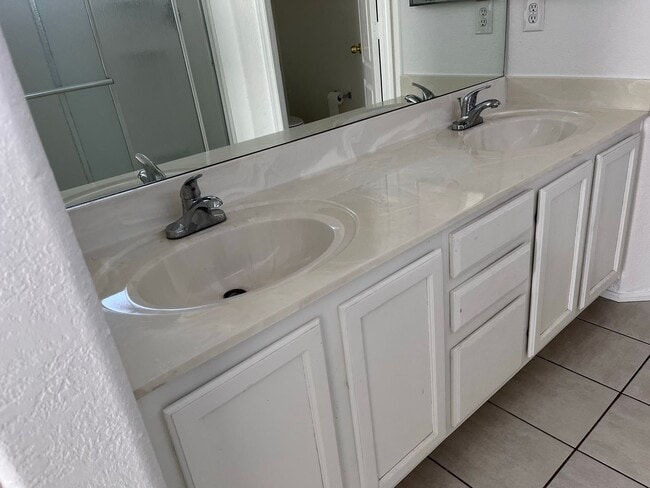 Building Photo - COMING SOON! 3 bed 3 bath Town house with ...