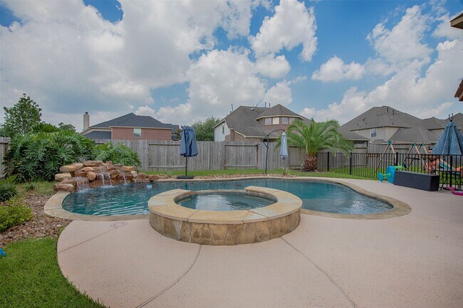 Building Photo - 2110 Stonehollow Ct