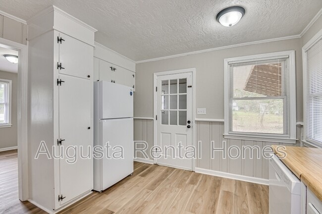 Building Photo - 323 Pineview Dr
