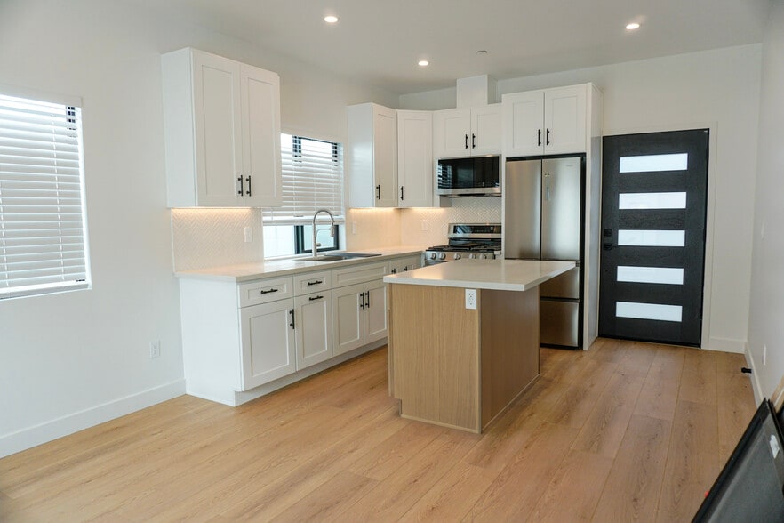 Building Photo - 6457 Amigo Ave