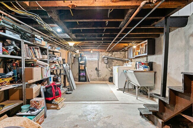 Building Photo - 629 Sears St