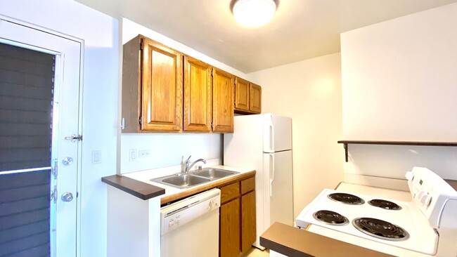 Building Photo - IDEALLY LOCATED 1 BED 1 BATH with 1 PARKIN...