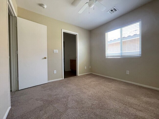 Building Photo - 4bed 3bath