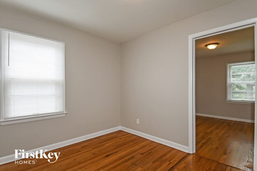 Building Photo - 240 Maple Dr