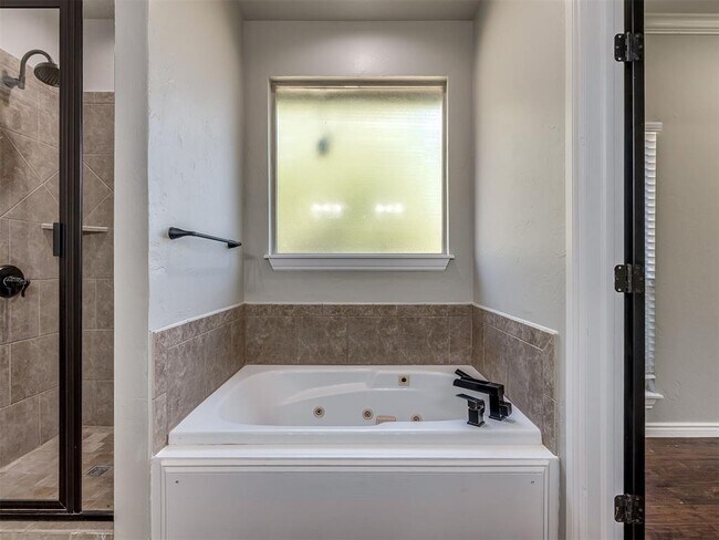 Building Photo - 8900 Belcaro Dr