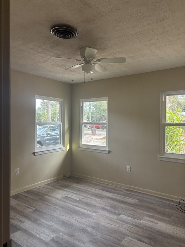 Building Photo - 2533 Crescent Dr