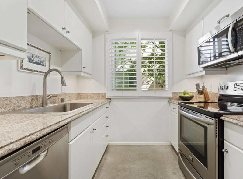 Building Photo - 1209 N Kings Rd