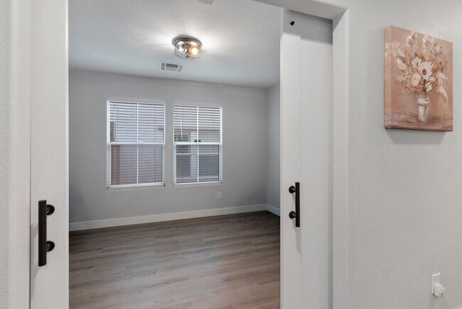 Building Photo - 6924 Ghost Ranch Ave
