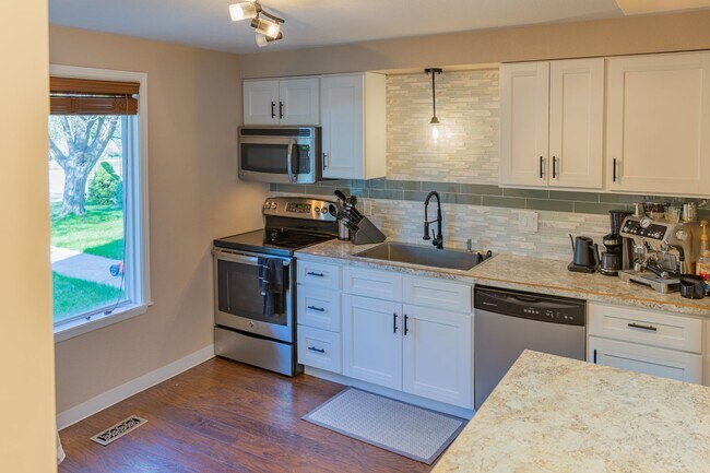 Building Photo - Updated Boise Ave. Townhome in great location!