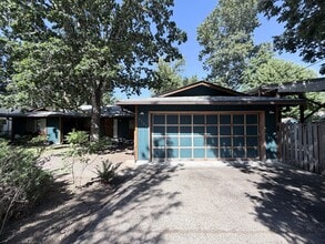 Building Photo - Three Bedroom Home in South Salem