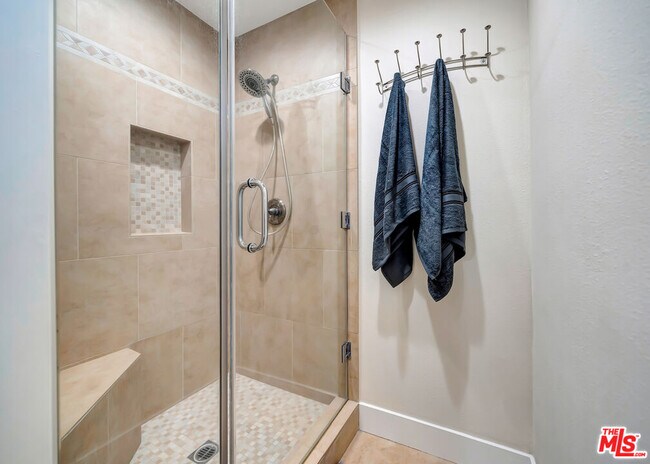 Building Photo - 5843 Vanalden Ave