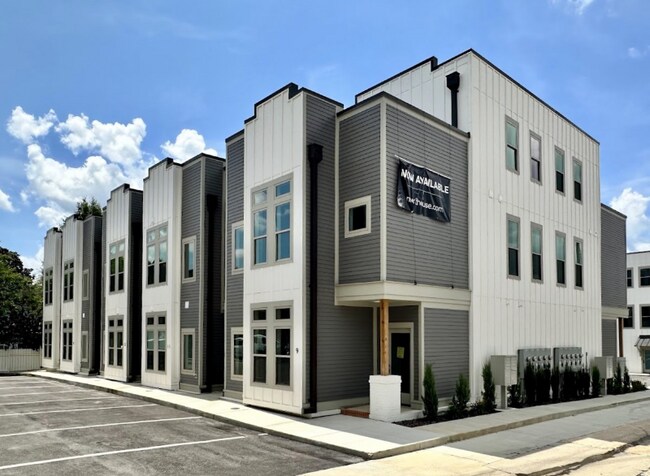 Building Photo - 9 Walnut St NE