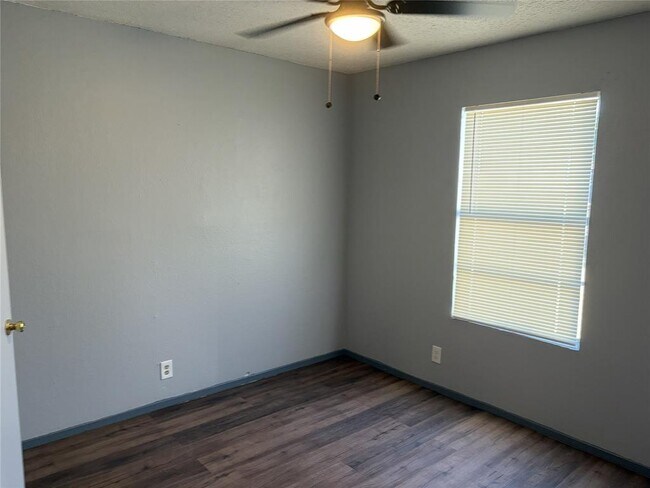 Building Photo - 8710 Piney Point Dr