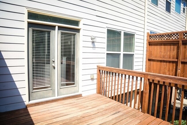 Building Photo - 851 Stratum Way SE