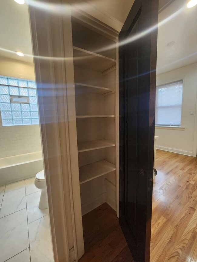 Building Photo - Spacious 2bed/1bath With Vintage Touches and Updated Kitchen