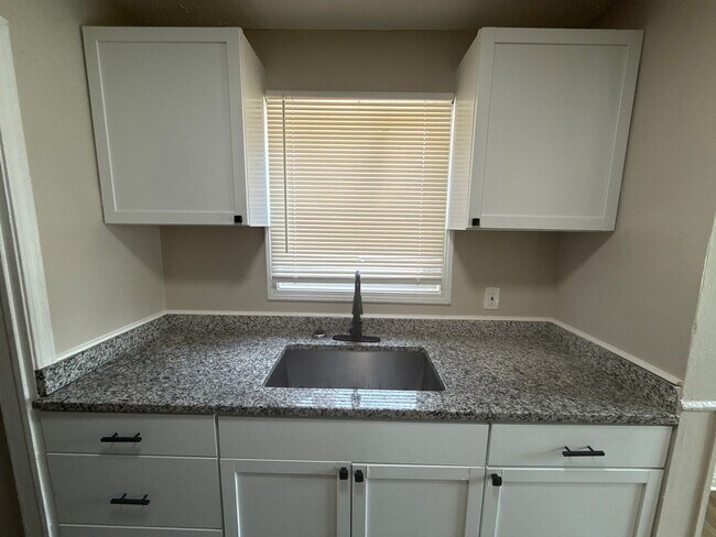 Building Photo - Renovated 3-Bedroom Home – We Welcome Sect...